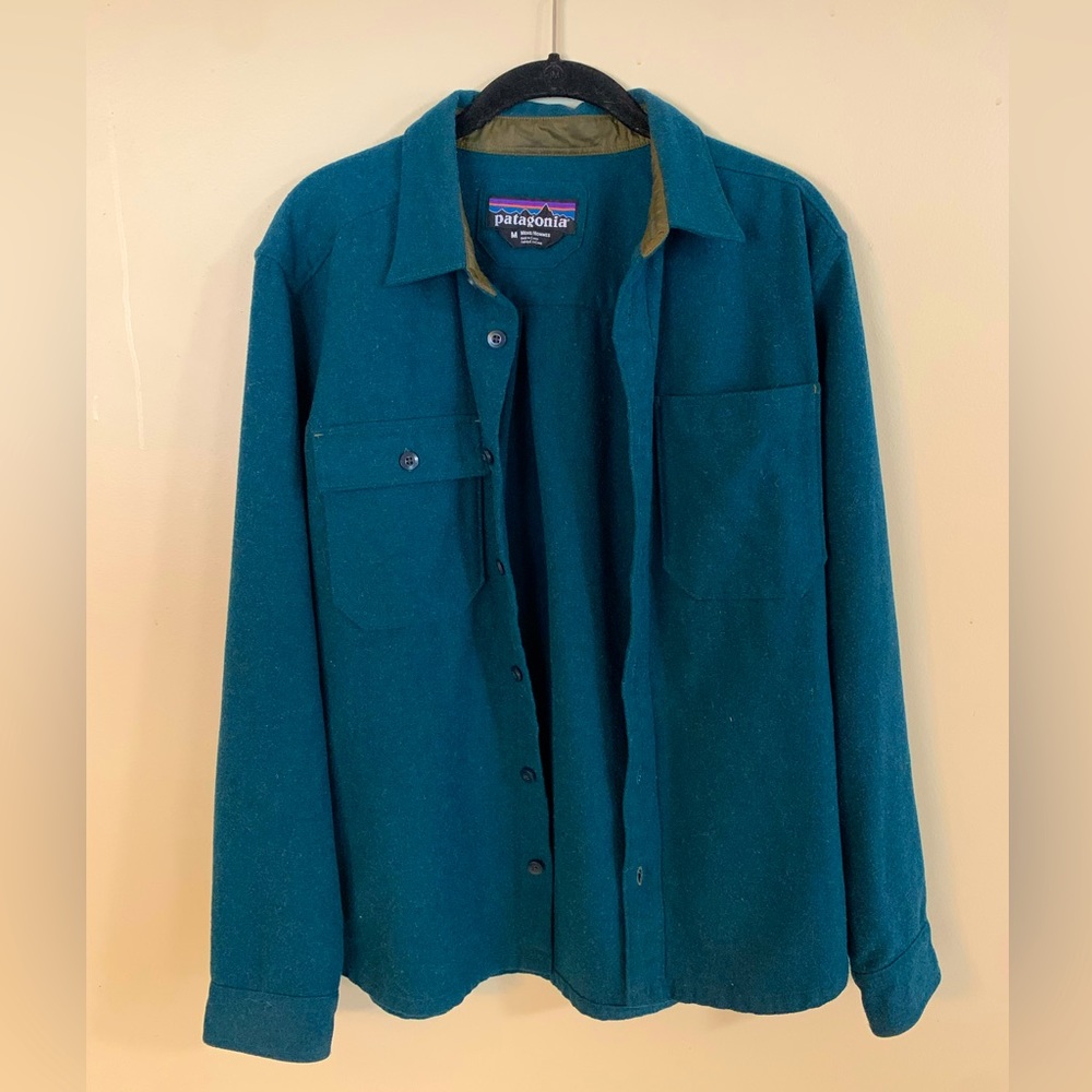 Patagonia Men’s Merino wool button down Size M